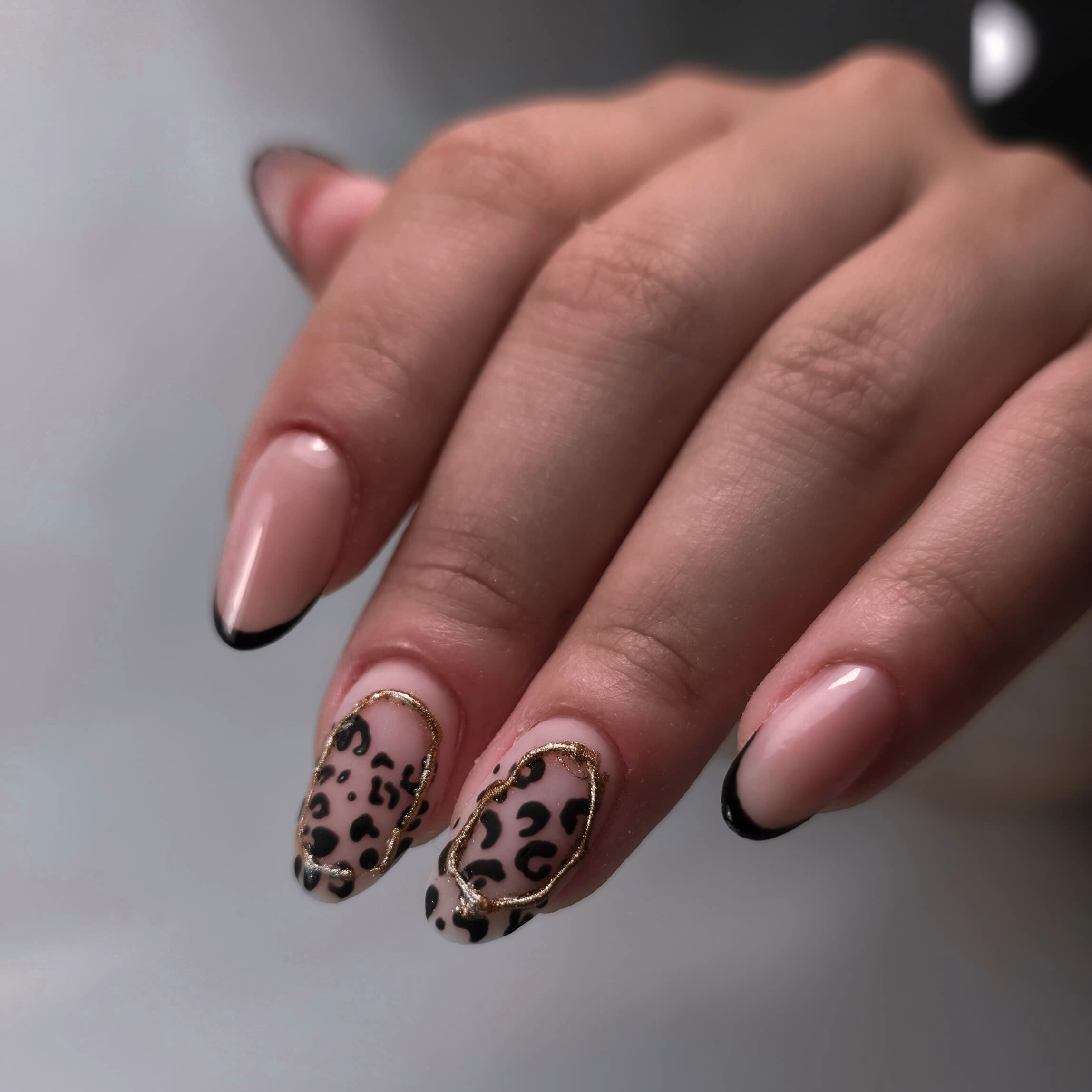 Fingernägel mit Leopardenmuster