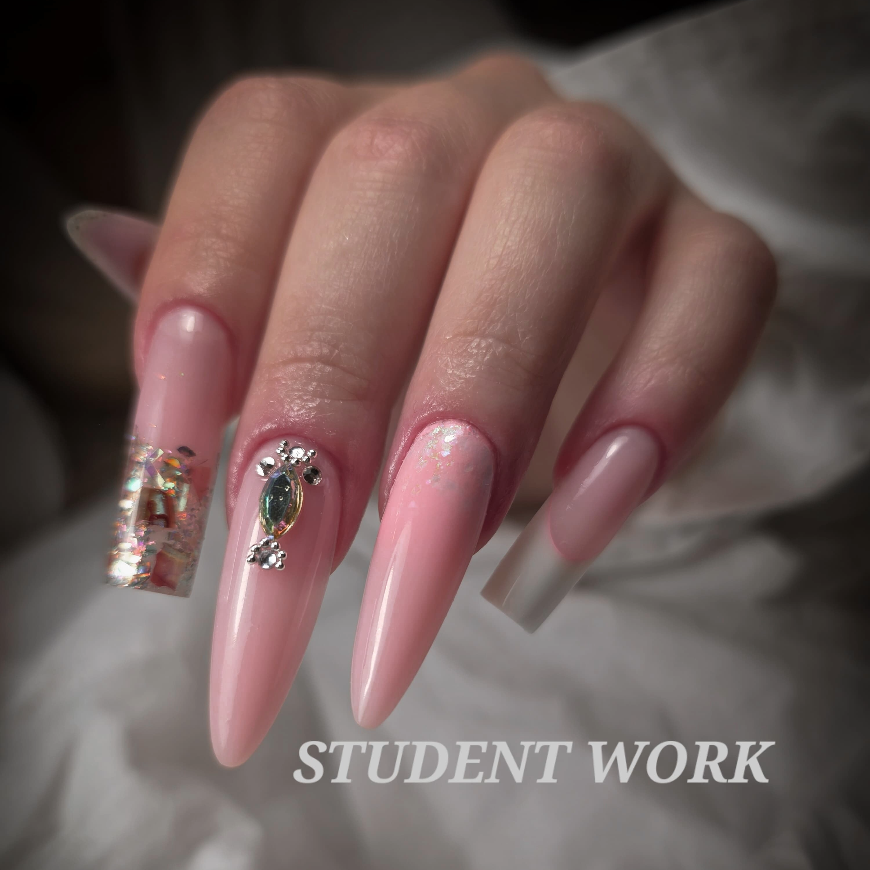 Arbeit von einer Schülerin - Nägel mit Glitzer